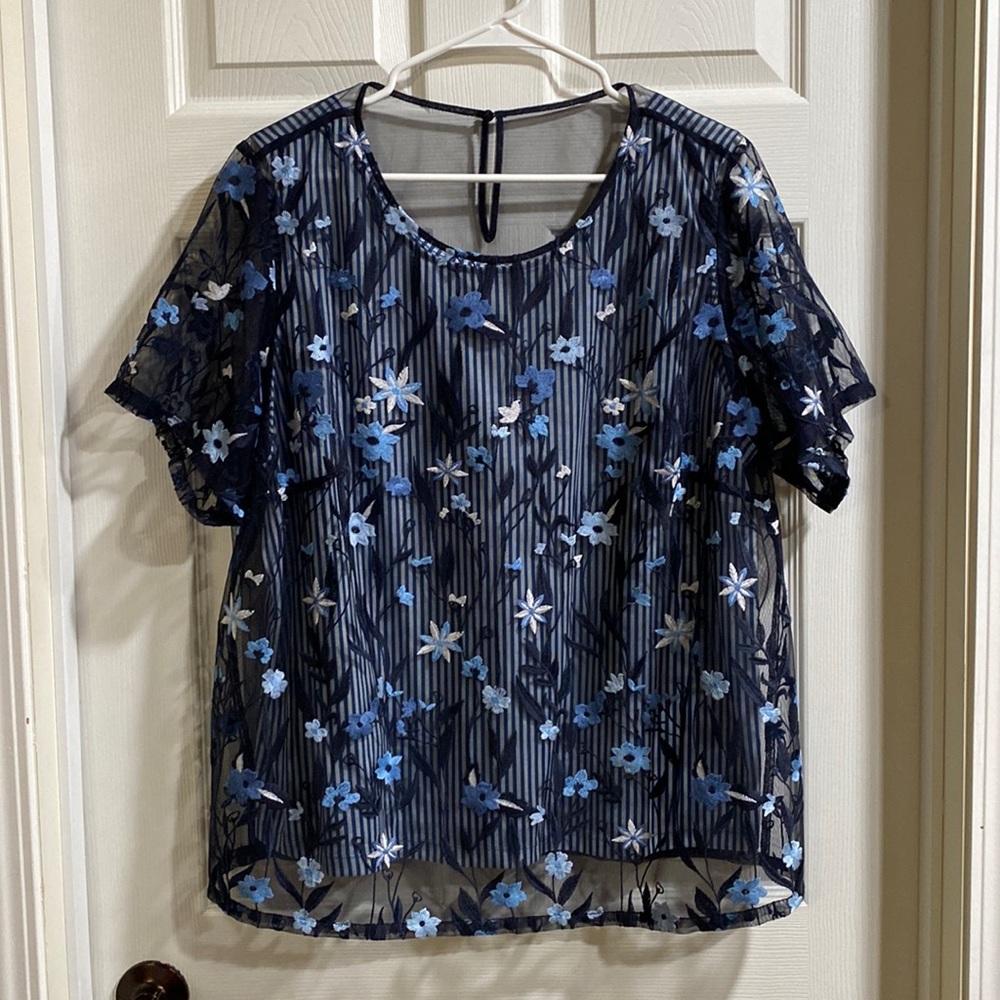 Cj banks 1x short sleeve embroidered overlay top